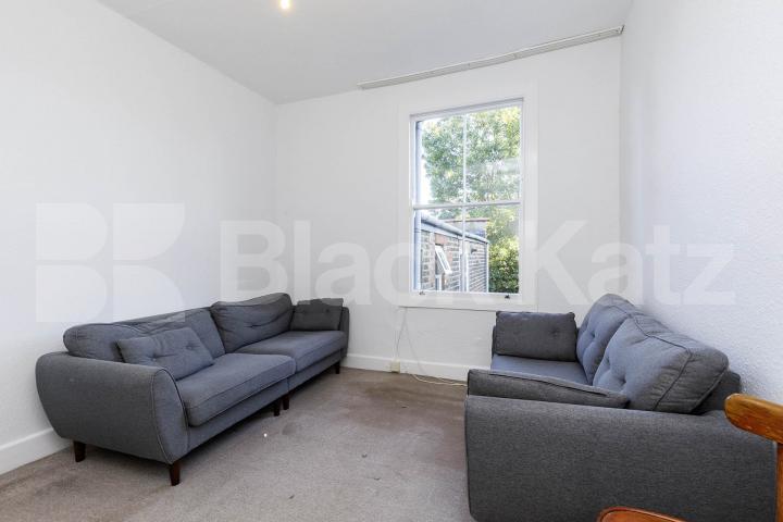3 bedroom perfect for shares close to a Piccadilly line Sydney Road, Turnpike Lane 